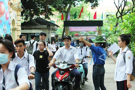 Thí sinh hào hứng trong buổi chiều làm thủ tục dự thi