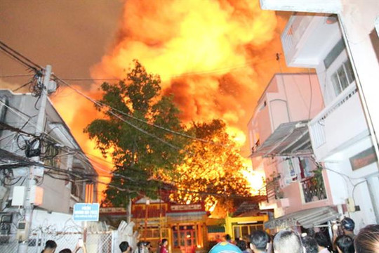 Cháy lớn ở cảng Sài Gòn: Gần 5.000 m² nhà kho ngập trong lửa