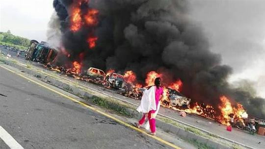 Đi mót xăng còn hút thuốc, xe xăng phát nổ 148 người chết cháy