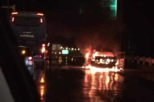 Hà Nội: Xe con 4 chỗ bốc cháy dữ dội trên cao tốc Pháp Vân - Cầu Giẽ