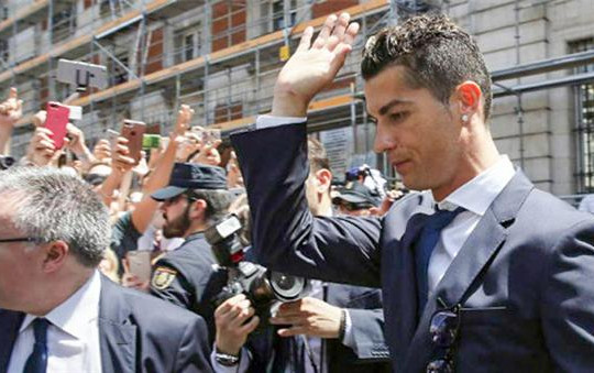 Lúc Ronaldo đang phân vân, tỷ phú lừng danh thế giới bất ngờ can thiệp tương lai của anh ở Real