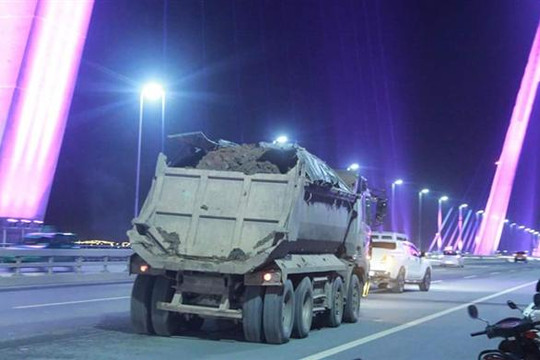 Mật phục bắt hàng loạt xe tải chở bùn đất rơi vãi trên cầu Nhật Tân