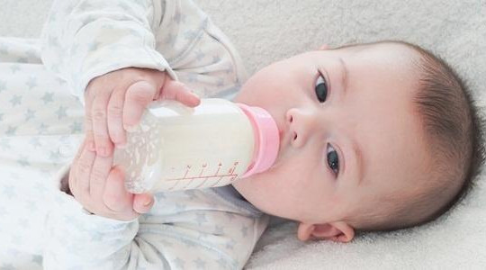 5 SAI LẦM mà 90% mẹ mắc khi dùng bình sữa cho con phải sửa ngay từ hôm nay