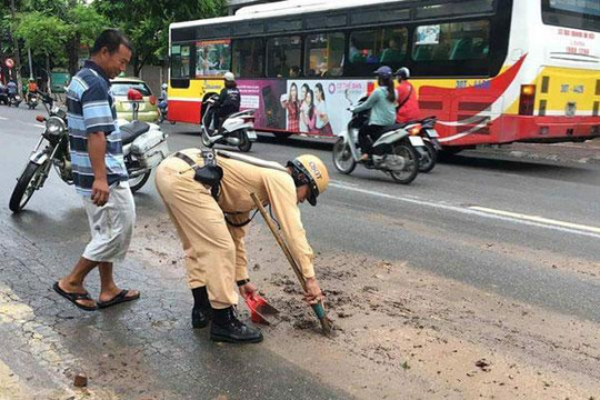 Hà Nội: Cảnh sát giao thông thu dọn lượng bùn đất lớn rơi vãi trên phố