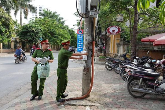 Hà Nội: Công an phường Hà Cầu ra quân chấn chỉnh quảng cáo, rao vặt trái phép