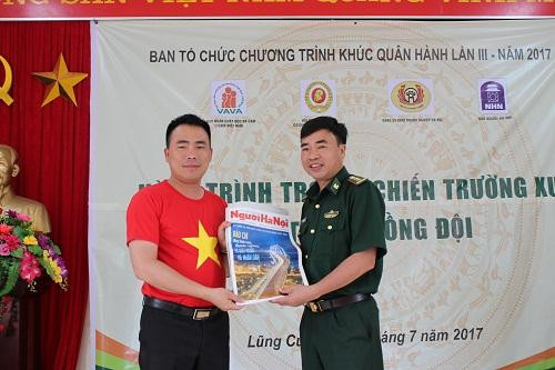 Tặng quà các gia đình chính sách và chiến sĩ biên phòng tại Hà Giang