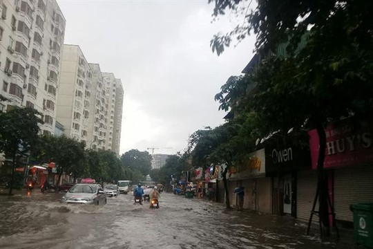 Hà Nội, mưa lớn kéo dài nhiều tuyến phố ngập sâu trong nước