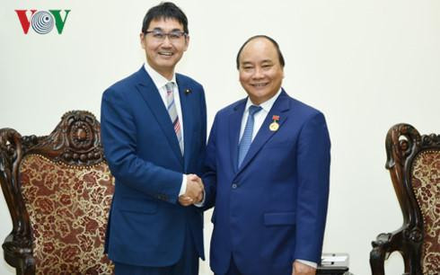 Thủ tướng Nguyễn Xuân Phúc tiếp cố vấn đặc biệt Thủ tướng Nhật Bản