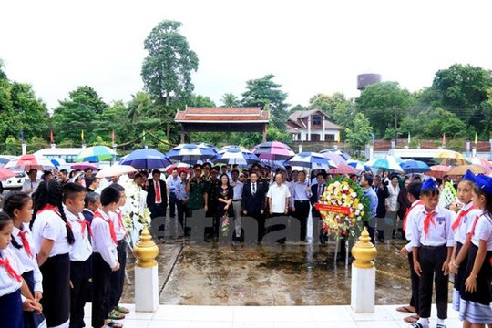 Dâng hương tưởng niệm 70 năm ngày thương binh liệt sỹ tại Lào