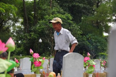 Tiếng khóc xé lòng trước bia đá ở nghĩa trang Trường Sơn