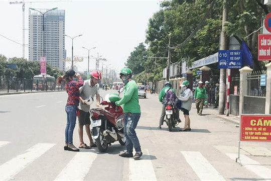 Xe ôm truyền thống “nhái” Grabbike để mưu sinh