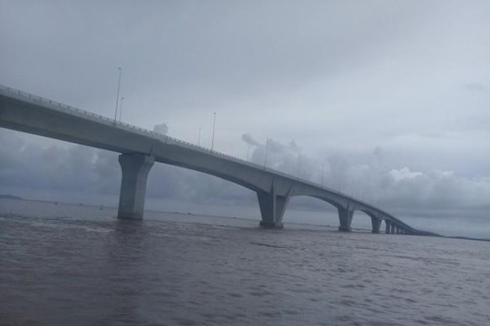 Cầu vượt biển dài nhất Việt Nam sai sót trước ngày thông xe