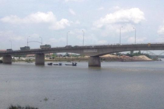 Một cán bộ dự án tỉnh Ninh Bình bỏ ô tô Mazda CX5 nhảy sông tự tử