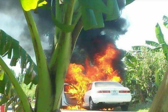 Mượn ô tô Camry chở vợ đi chơi, đang chạy xe bất ngờ bốc cháy