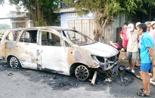 40 thanh niên hỗn chiến trong đêm, xe Innova bị thiêu rụi