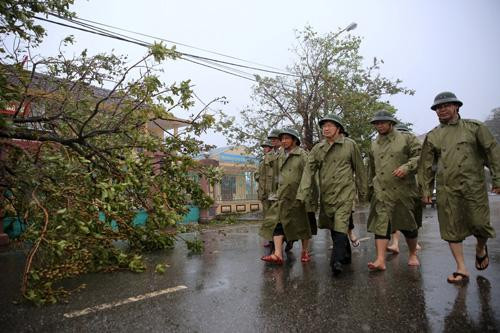 Phó Thủ tướng Trịnh Đình Dũng chỉ đạo khắc phục hậu quả bão số 10 tại Hà Tĩnh