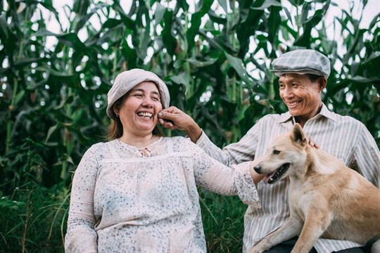 Bộ ảnh tình yêu của cặp vợ chồng nông dân hút 16.000 "like"