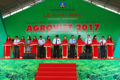 AgroViet 2017  thu hút gần 5000 lượt khách tham quan trong  buổi sáng khai mạc