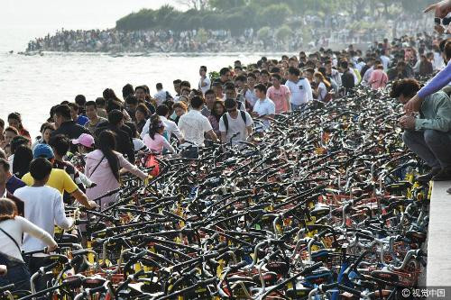 Đập phá hàng nghìn xe đạp công cộng - Chuyện gì đang xảy ra với người Trung Quốc?