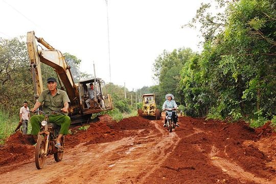 Một nông dân bỏ ra hơn 200 triệu đồng làm đường