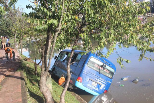 Xe khách "bay" xuống hồ Xuân Hương