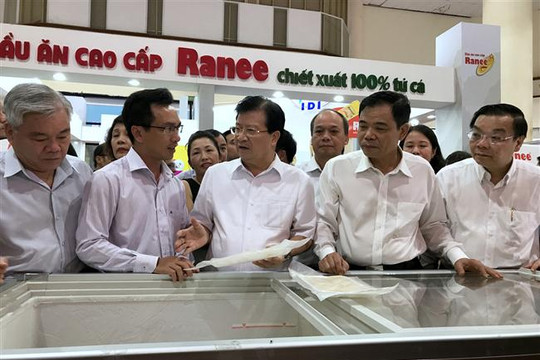 Phó Thủ tướng Trịnh Đình Dũng thăm Hội chợ cá Tra và các sản phẩm thủy sản Việt Nam