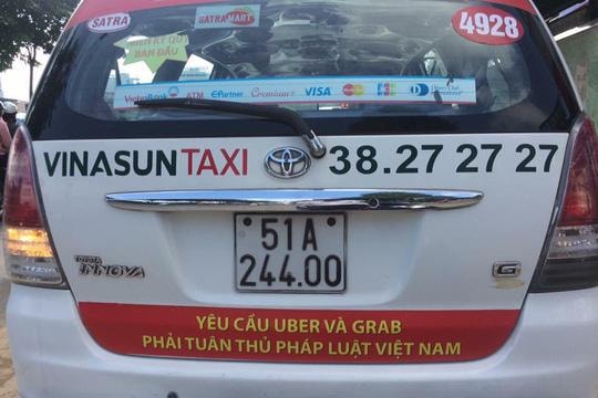 Bộ Công Thương đang xem xét việc dán khẩu hiệu phản đối Uber, Grab