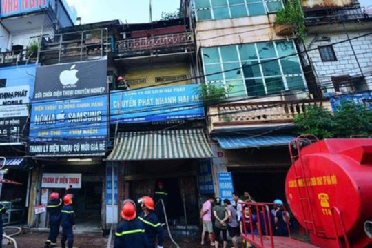 Hà Nội: Cháy lớn lúc rạng sáng, căn nhà 2 tầng bị thiêu rụi