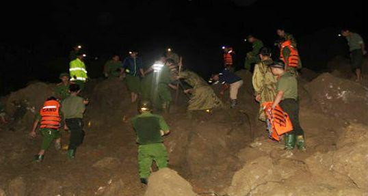 Lở đất kinh hoàng khiến 18 người bị vùi lấp, ít nhất 6 người chết ở Hòa Bình