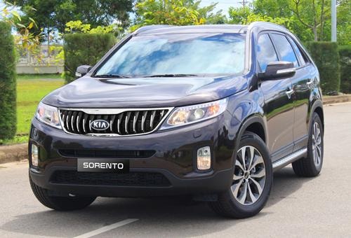 Kia Sorento giảm giá xuống dưới 800 triệu - trận chiến khó với Fortuner