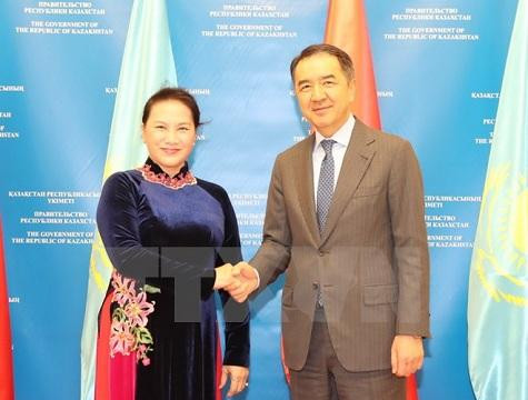 Chủ tịch Quốc hội chào xã giao Thủ tướng Kazakhstan