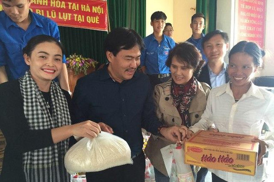 Hội Doanh nhân Thanh Hóa tại Hà Nội: Trao 1200 xuất quà cho đồng bào lũ lụt Thanh Hóa