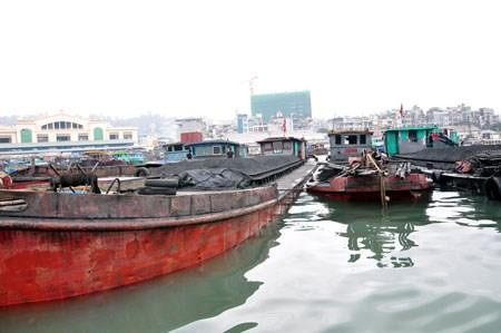 Tai nạn liên hoàn, tàu chở 1.300 tấn than chìm trên vịnh Hạ Long
