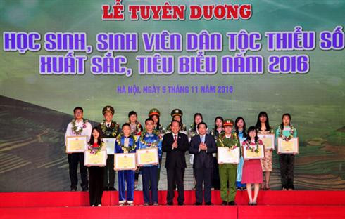 Phó Thủ tướng Trương Hòa Bình dự lễ tuyên dương học sinh, sinh viên dân tộc thiểu số xuất sắc