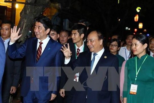 Thủ tướng Nguyễn Xuân Phúc và Thủ tướng Abe tham quan phố cổ Hội An