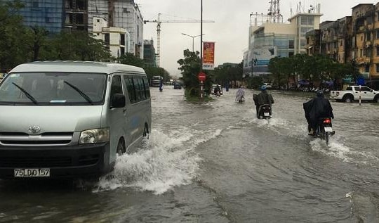 Miền Trung tiếp tục mưa lớn khiến nhiều nơi ngập sâu, 1 người chết do lũ