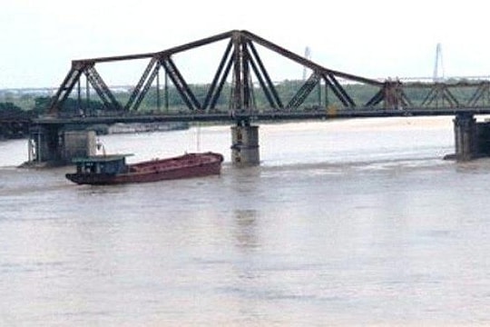 Hà Nội: Xác minh 'vật thể lạ' nghi là bom gần trụ cầu Long Biên