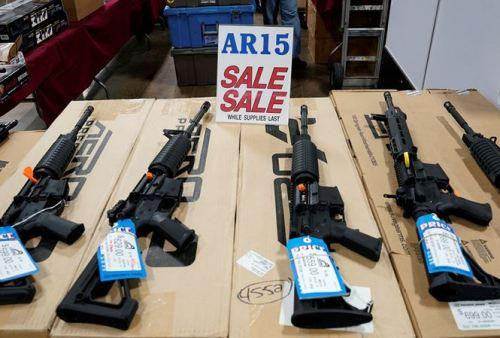 Dân Mỹ đổ xô đi mua súng trong ngày giảm giá Black Friday