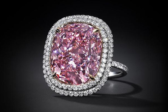 Cận cảnh viên kim cương “lời hứa màu hồng” bán đấu giá 32 triệu USD