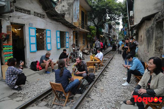 Hà Nội: Khách du lịch nước ngoài thích thú ngồi quán cafe đường tàu