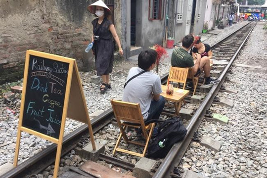 Hà Nội: Xử phạt loạt quán cà phê nằm giữa đường ray