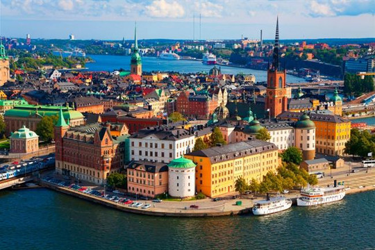 Triển lãm “Tuần Đan Mạch - Các giải pháp thành phố bền vững” được trưng bày bên phố đi bộ Hồ Gươm