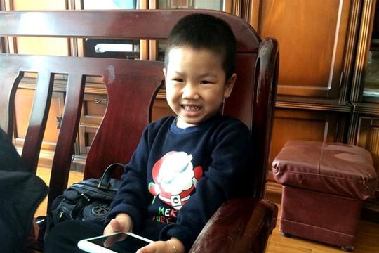 Hà Nội: Bé trai 4 tuổi nghi bị bỏ rơi ở Phủ Tây Hồ