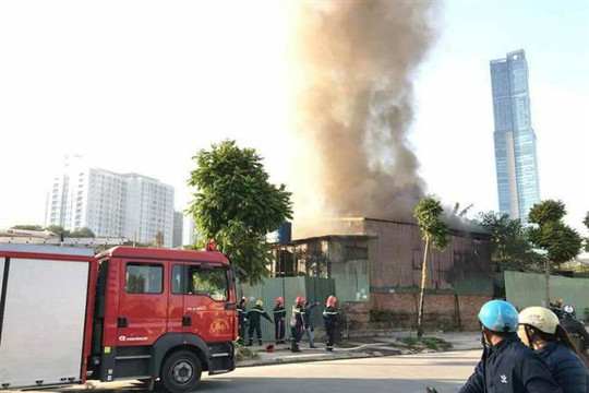 Hà Nội: Cháy lớn ở khu nhà tôn, một người chết
