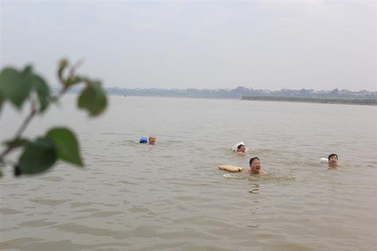 Những cụ ông tuổi “xưa nay hiếm” bơi dưới sông Hồng trong tiết trời lạnh giá