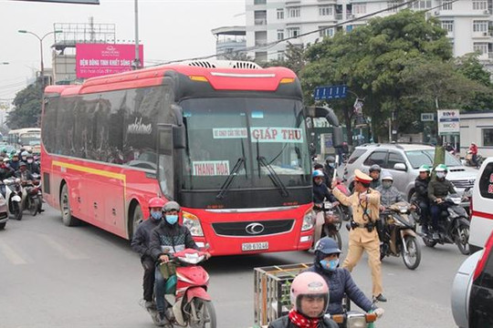 Cảnh sát giao thông Hà Nội hóa trang ghi hình xử lý xe khách dịp Tết