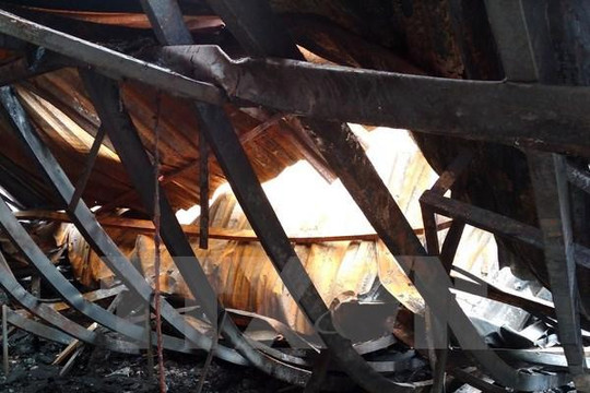 Cháy lớn tại công ty bánh kẹo Tràng An, 2 người vẫn mắc kẹt