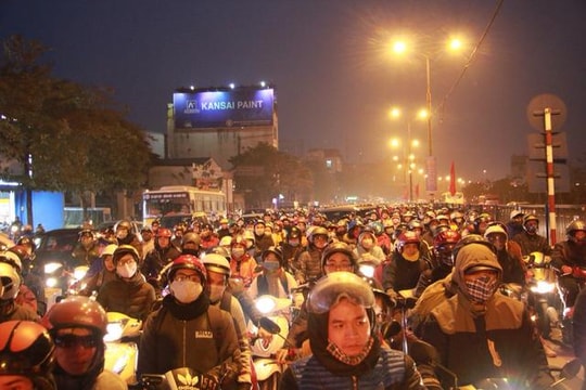 Cửa ngõ Hà Nội, TP.HCM ùn tắc xe người dân nghỉ lễ trở về