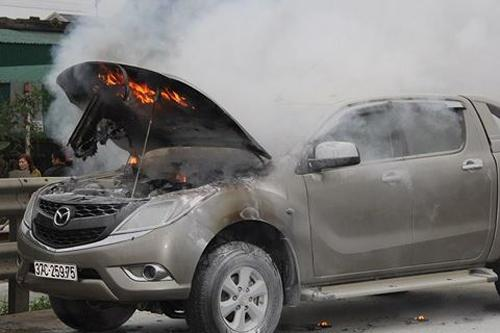 Xe Mazda bốc cháy khi lưu thông trên quốc lộ 1A