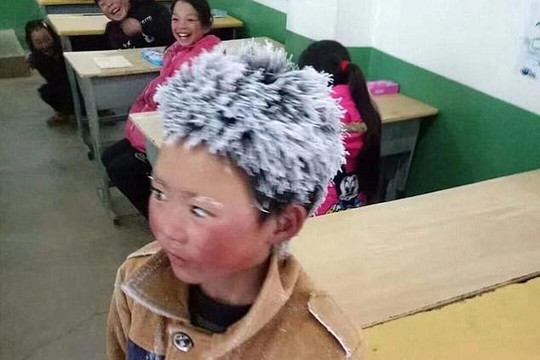 Xót xa hình ảnh cậu bé Trung Quốc với bộ tóc đóng băng đến trường